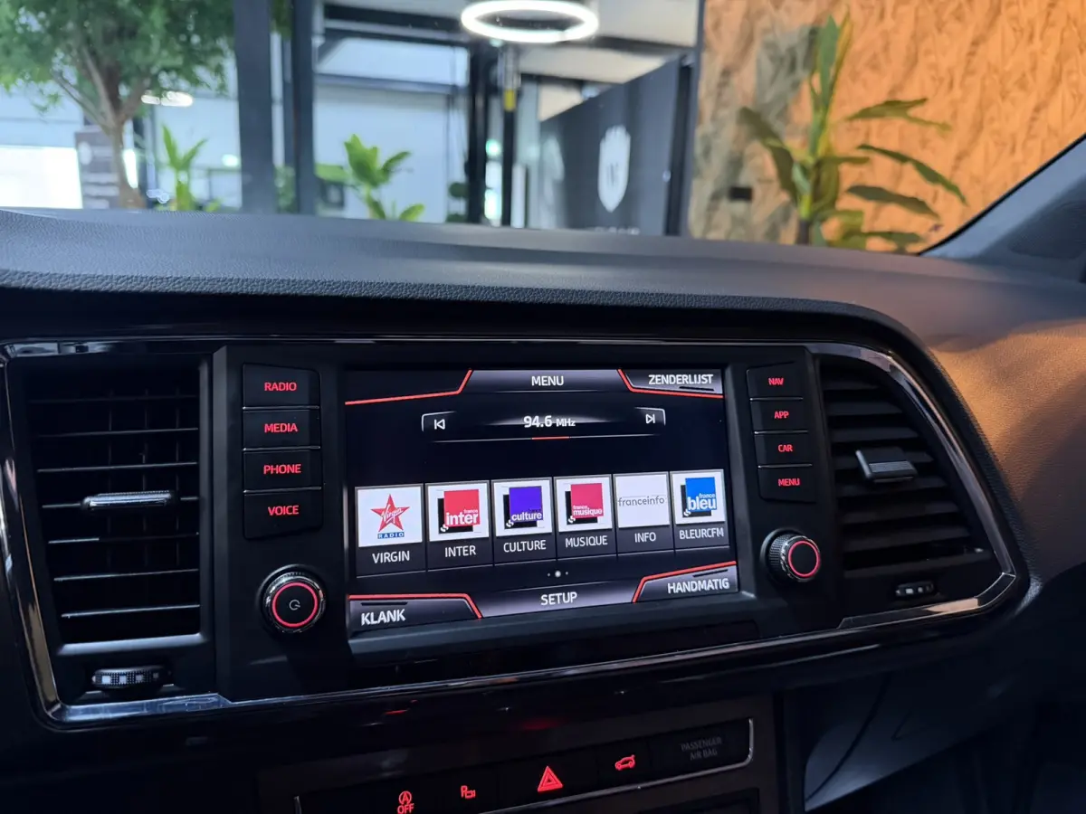 1.5 TSI Xcellence|Pano|Alcantara|19" Zwarte Velgen|360° Camera|Keyless|Sfeerverlichting|Virtueel Cockpit|Rijklaar