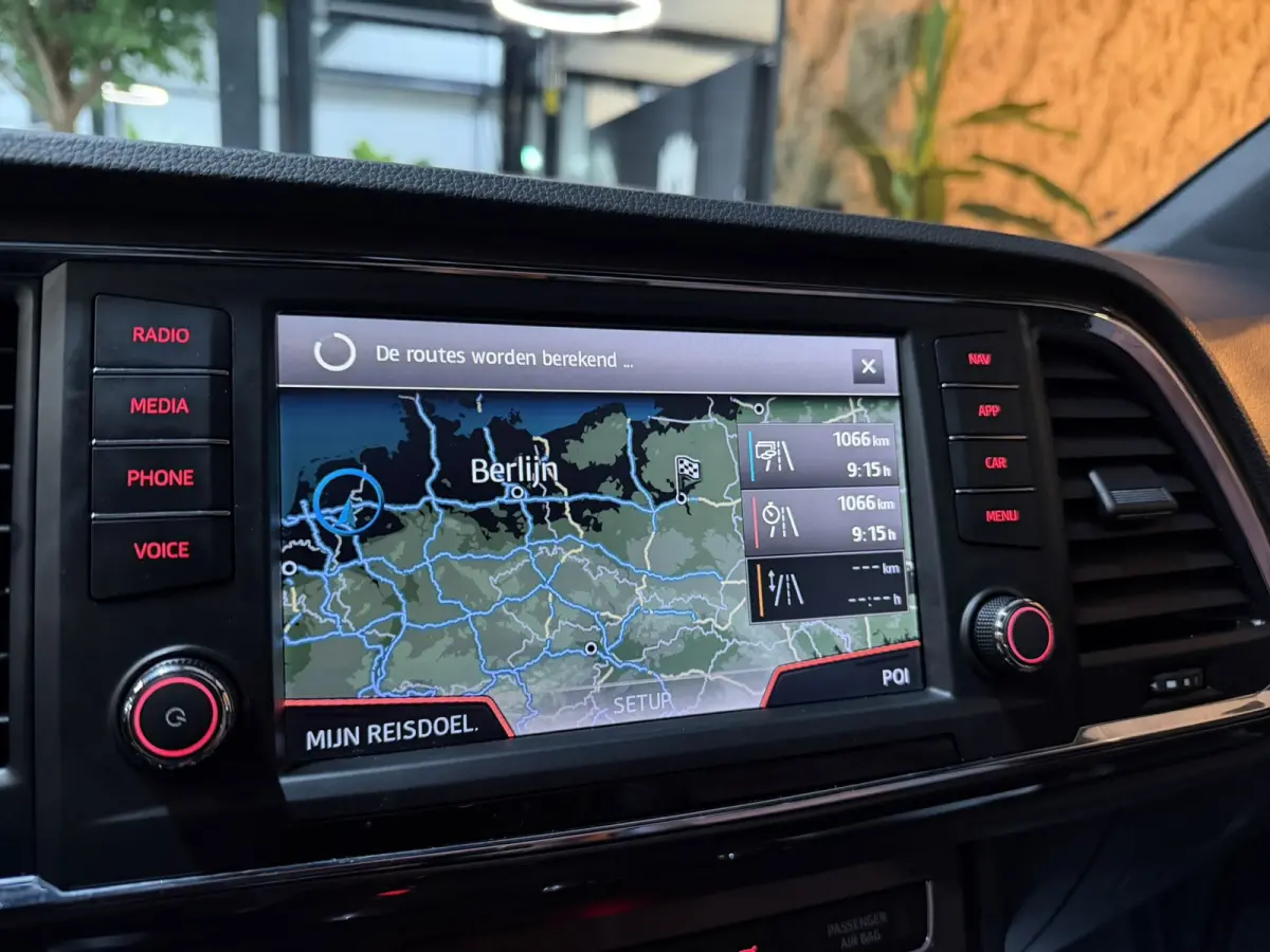 1.5 TSI Xcellence|Pano|Alcantara|19" Zwarte Velgen|360° Camera|Keyless|Sfeerverlichting|Virtueel Cockpit|Rijklaar