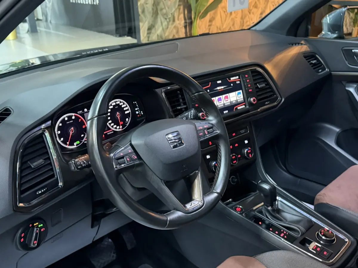 1.5 TSI Xcellence|Pano|Alcantara|19" Zwarte Velgen|360° Camera|Keyless|Sfeerverlichting|Virtueel Cockpit|Rijklaar