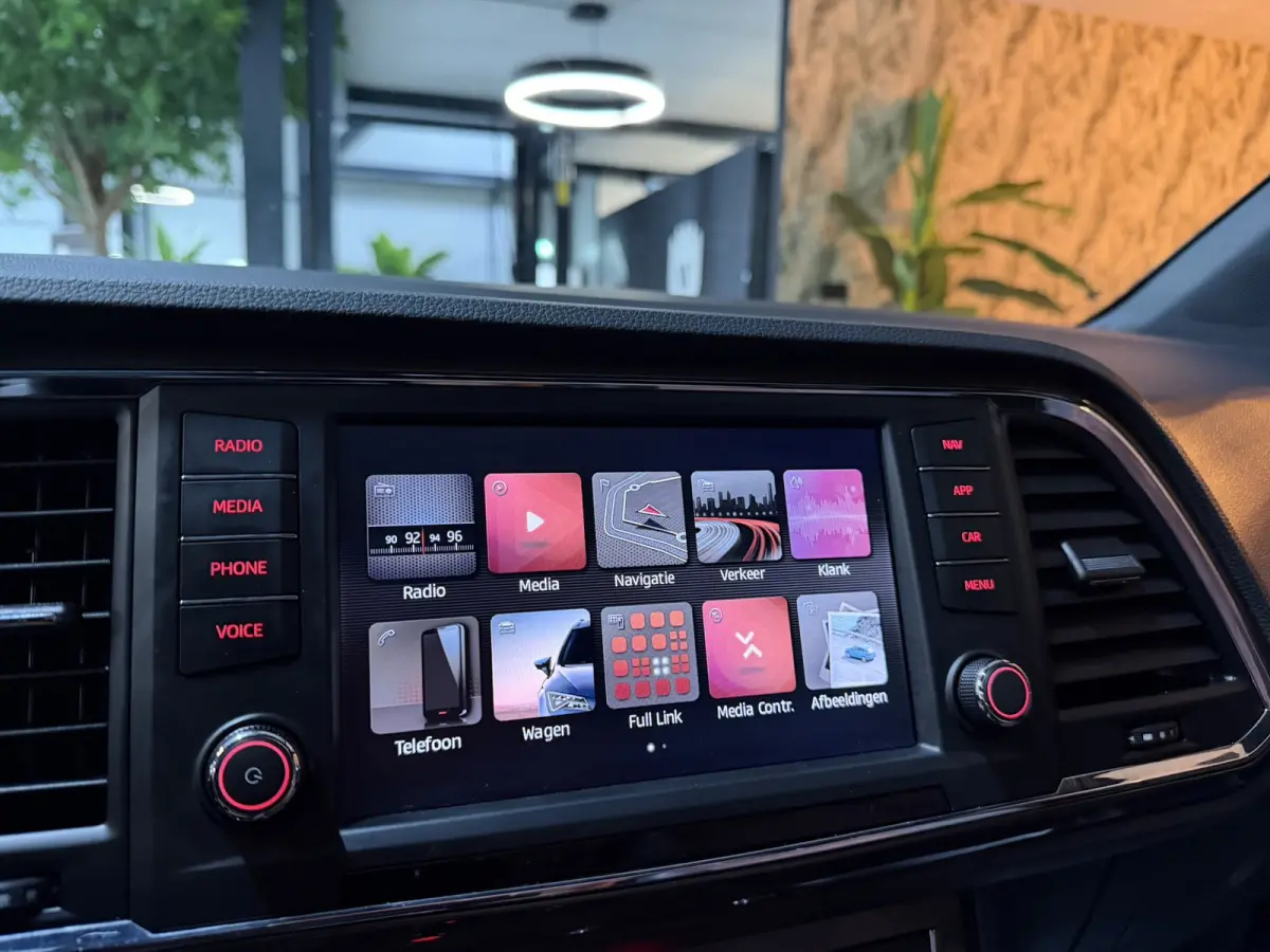 1.5 TSI Xcellence|Pano|Alcantara|19" Zwarte Velgen|360° Camera|Keyless|Sfeerverlichting|Virtueel Cockpit|Rijklaar