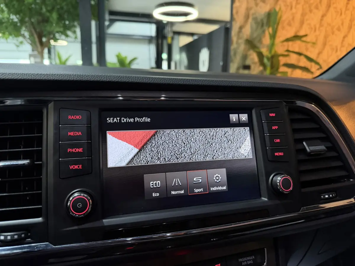 1.5 TSI Xcellence|Pano|Alcantara|19" Zwarte Velgen|360° Camera|Keyless|Sfeerverlichting|Virtueel Cockpit|Rijklaar