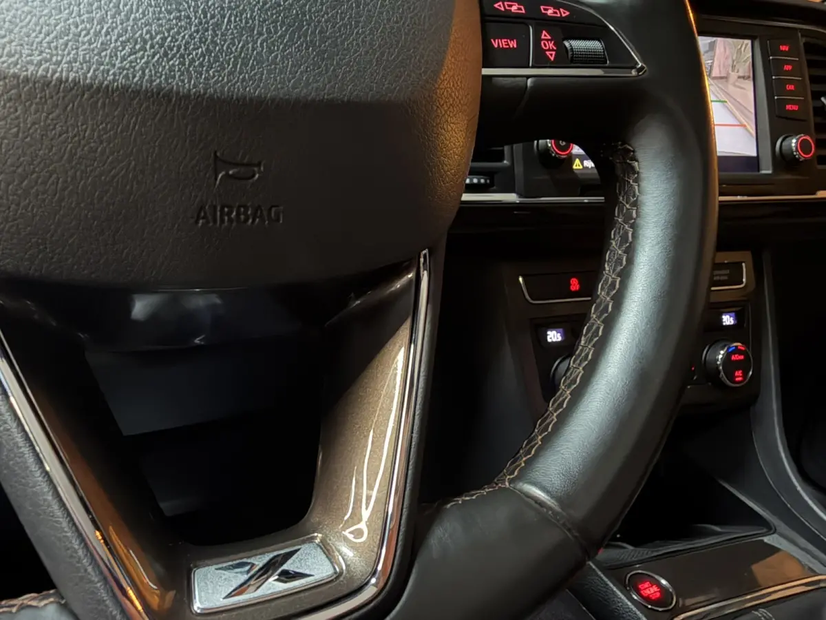 1.5 TSI Xcellence|Pano|Alcantara|19" Zwarte Velgen|360° Camera|Keyless|Sfeerverlichting|Virtueel Cockpit|Rijklaar