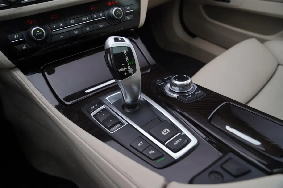 550i High Executive | M-pakket | Adaptieve cruise | Botswaarschuwing | Trekhaak elektrisch | Schuif/kanteldak | HuD |