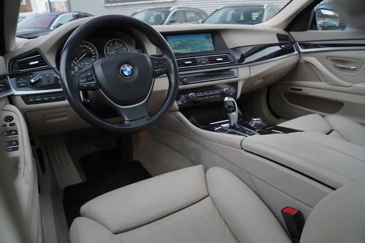 550i High Executive | M-pakket | Adaptieve cruise | Botswaarschuwing | Trekhaak elektrisch | Schuif/kanteldak | HuD |