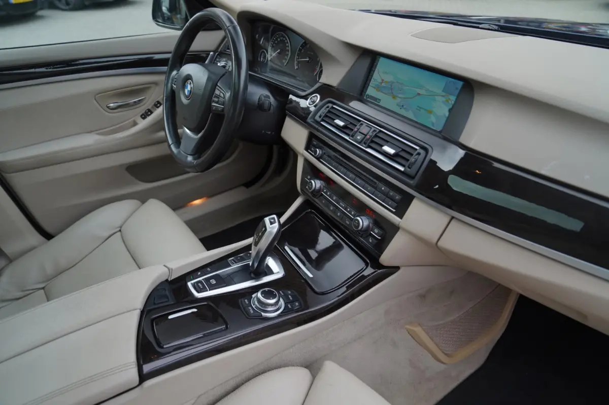 550i High Executive | M-pakket | Adaptieve cruise | Botswaarschuwing | Trekhaak elektrisch | Schuif/kanteldak | HuD |