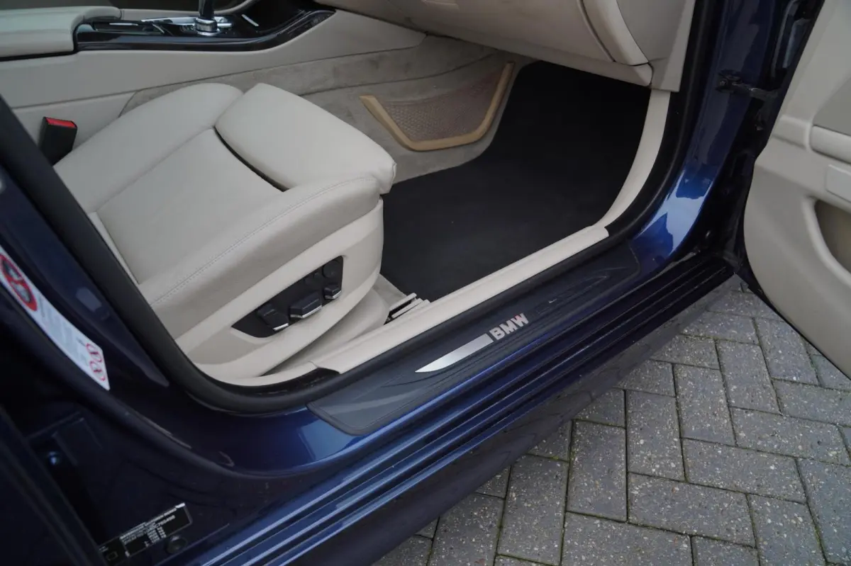 550i High Executive | M-pakket | Adaptieve cruise | Botswaarschuwing | Trekhaak elektrisch | Schuif/kanteldak | HuD |