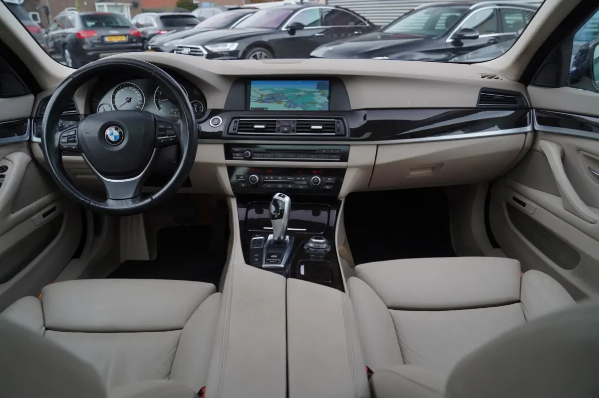 550i High Executive | M-pakket | Adaptieve cruise | Botswaarschuwing | Trekhaak elektrisch | Schuif/kanteldak | HuD |