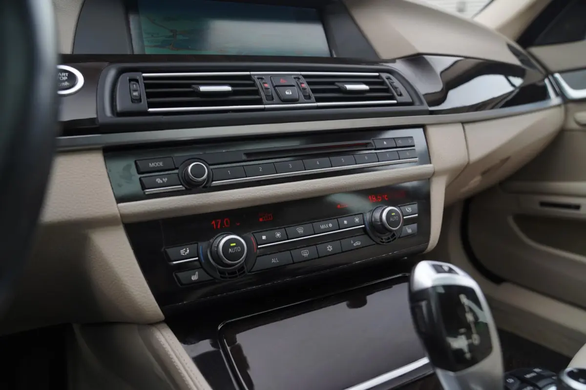 550i High Executive | M-pakket | Adaptieve cruise | Botswaarschuwing | Trekhaak elektrisch | Schuif/kanteldak | HuD |