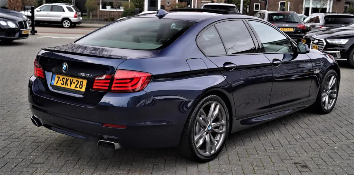 550i High Executive | M-pakket | Adaptieve cruise | Botswaarschuwing | Trekhaak elektrisch | Schuif/kanteldak | HuD |
