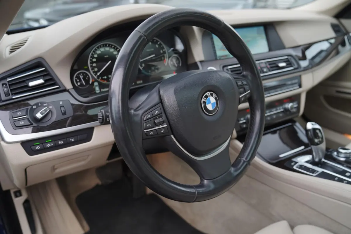 550i High Executive | M-pakket | Adaptieve cruise | Botswaarschuwing | Trekhaak elektrisch | Schuif/kanteldak | HuD |