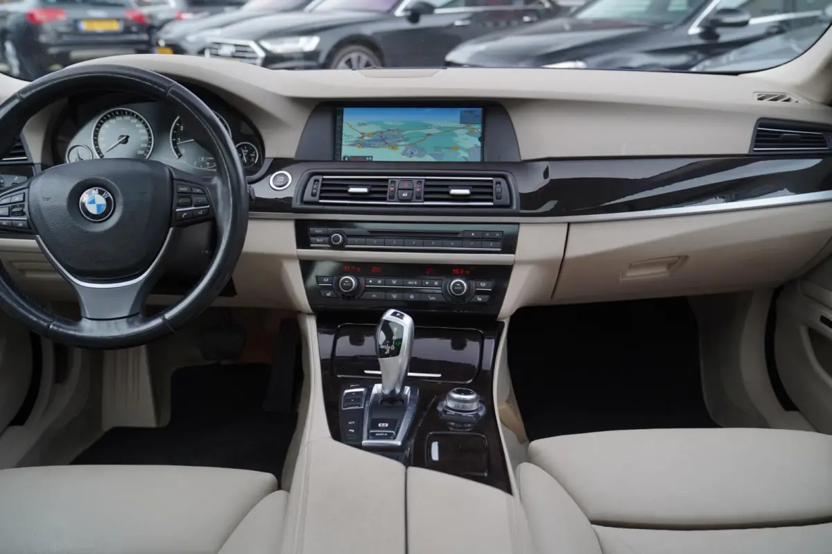 550i High Executive | M-pakket | Adaptieve cruise | Botswaarschuwing | Trekhaak elektrisch | Schuif/kanteldak | HuD |