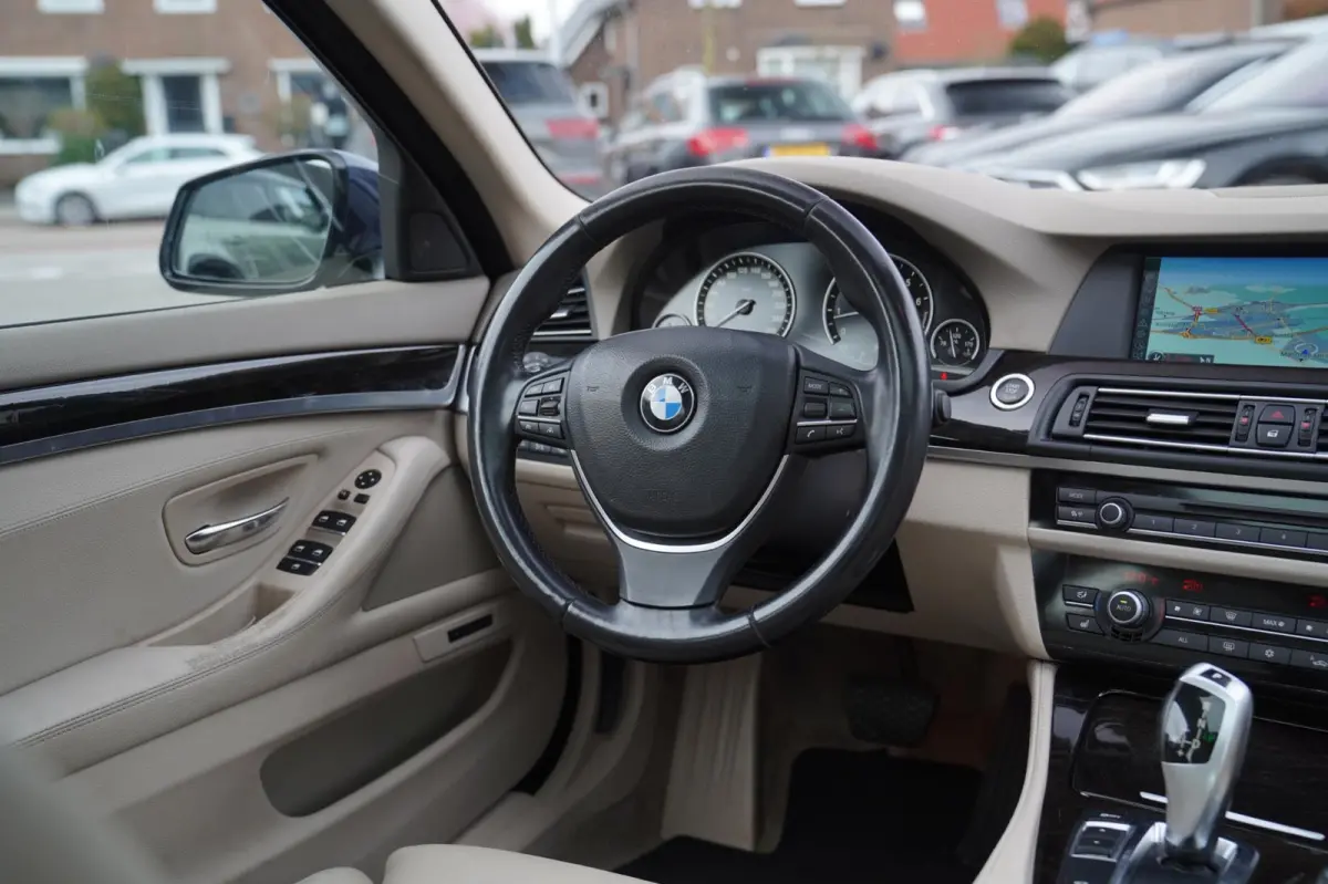 550i High Executive | M-pakket | Adaptieve cruise | Botswaarschuwing | Trekhaak elektrisch | Schuif/kanteldak | HuD |