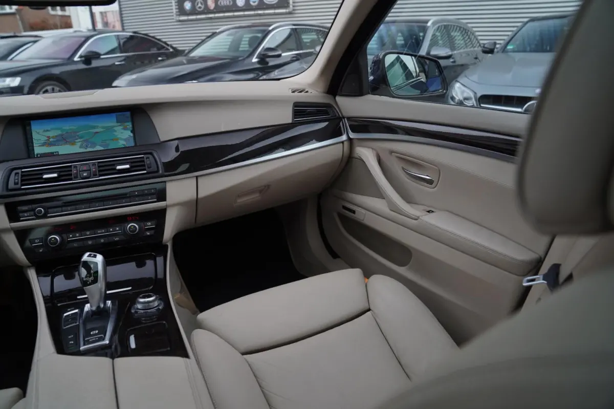 550i High Executive | M-pakket | Adaptieve cruise | Botswaarschuwing | Trekhaak elektrisch | Schuif/kanteldak | HuD |