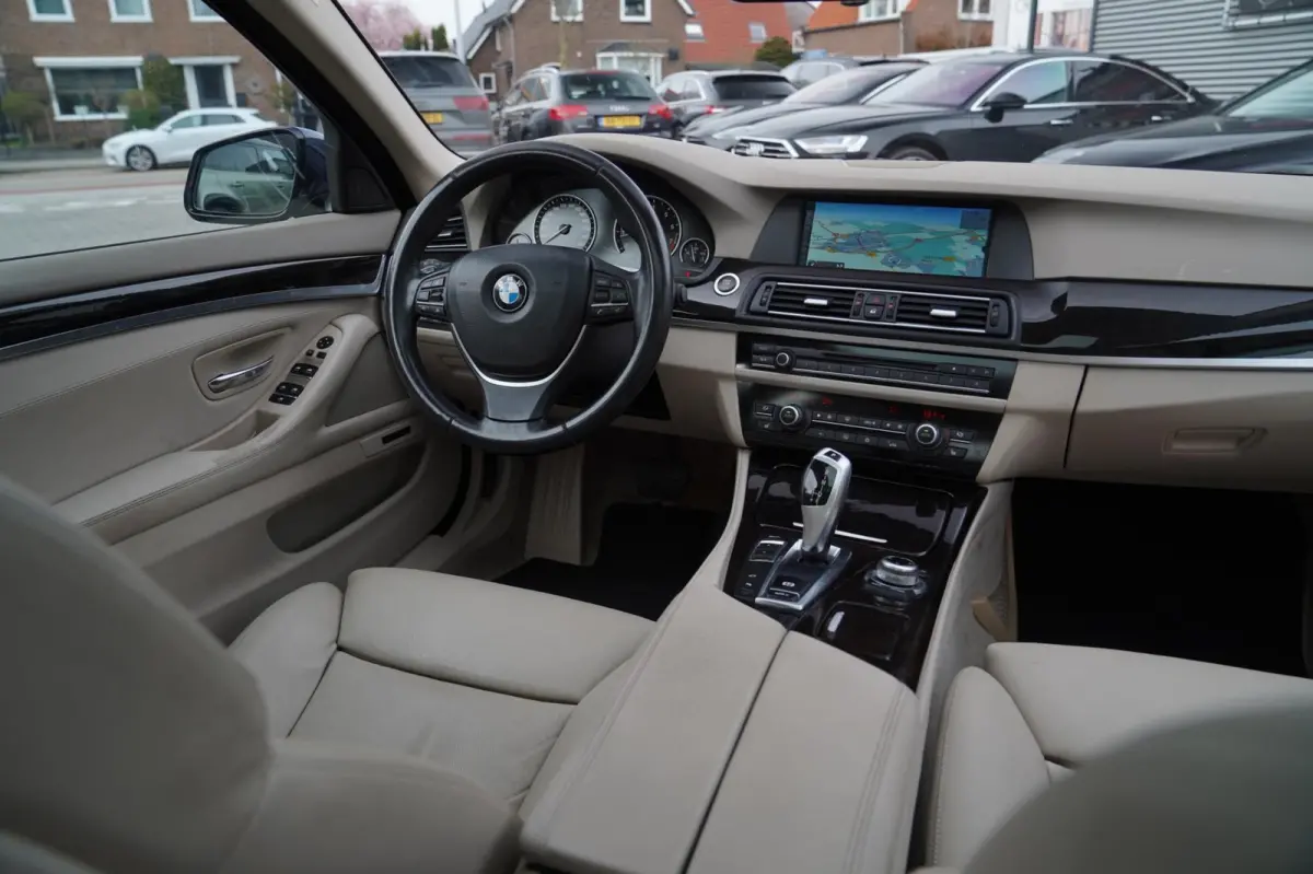 550i High Executive | M-pakket | Adaptieve cruise | Botswaarschuwing | Trekhaak elektrisch | Schuif/kanteldak | HuD |