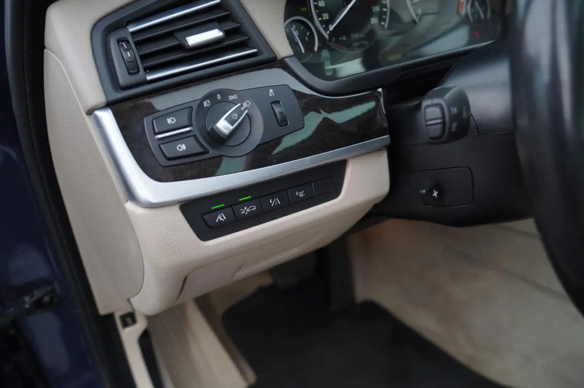 550i High Executive | M-pakket | Adaptieve cruise | Botswaarschuwing | Trekhaak elektrisch | Schuif/kanteldak | HuD |
