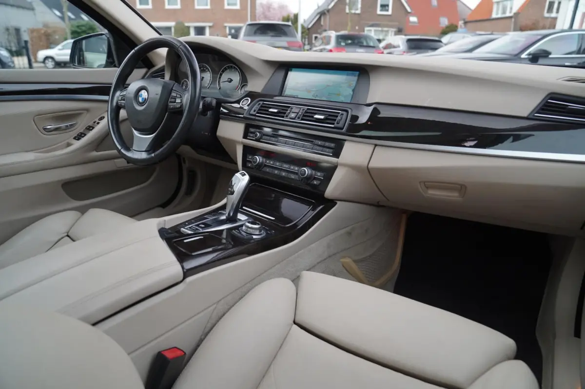 550i High Executive | M-pakket | Adaptieve cruise | Botswaarschuwing | Trekhaak elektrisch | Schuif/kanteldak | HuD |
