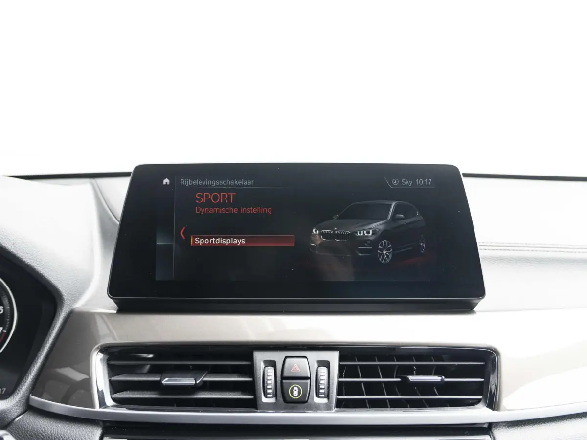 sDrive20i | High Executive | Orange Edition | Achteruitrijcamera | 18 inch | Elektrische achterklep | Navi Plus | Head-Up Display | Trekhaak