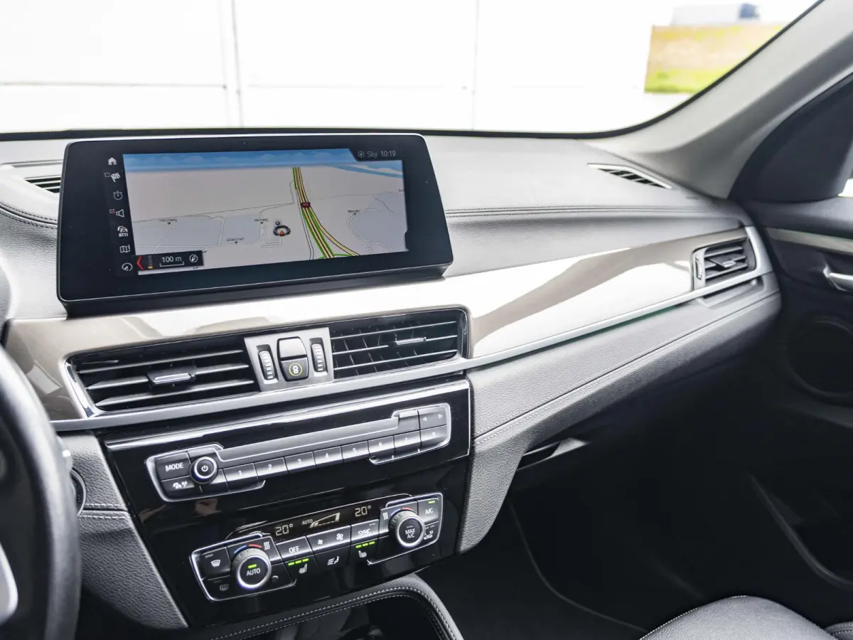sDrive20i | High Executive | Orange Edition | Achteruitrijcamera | 18 inch | Elektrische achterklep | Navi Plus | Head-Up Display | Trekhaak