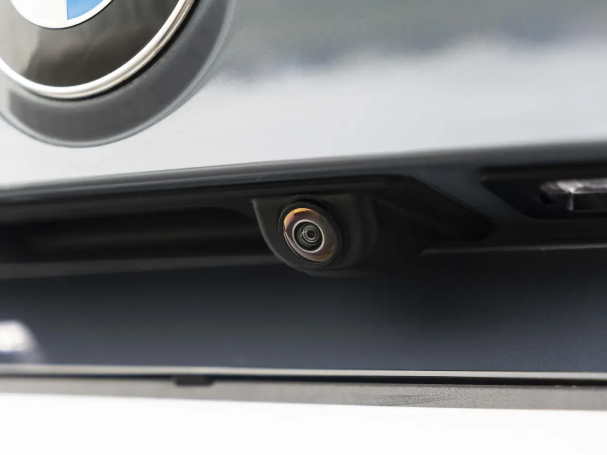 sDrive20i | High Executive | Orange Edition | Achteruitrijcamera | 18 inch | Elektrische achterklep | Navi Plus | Head-Up Display | Trekhaak