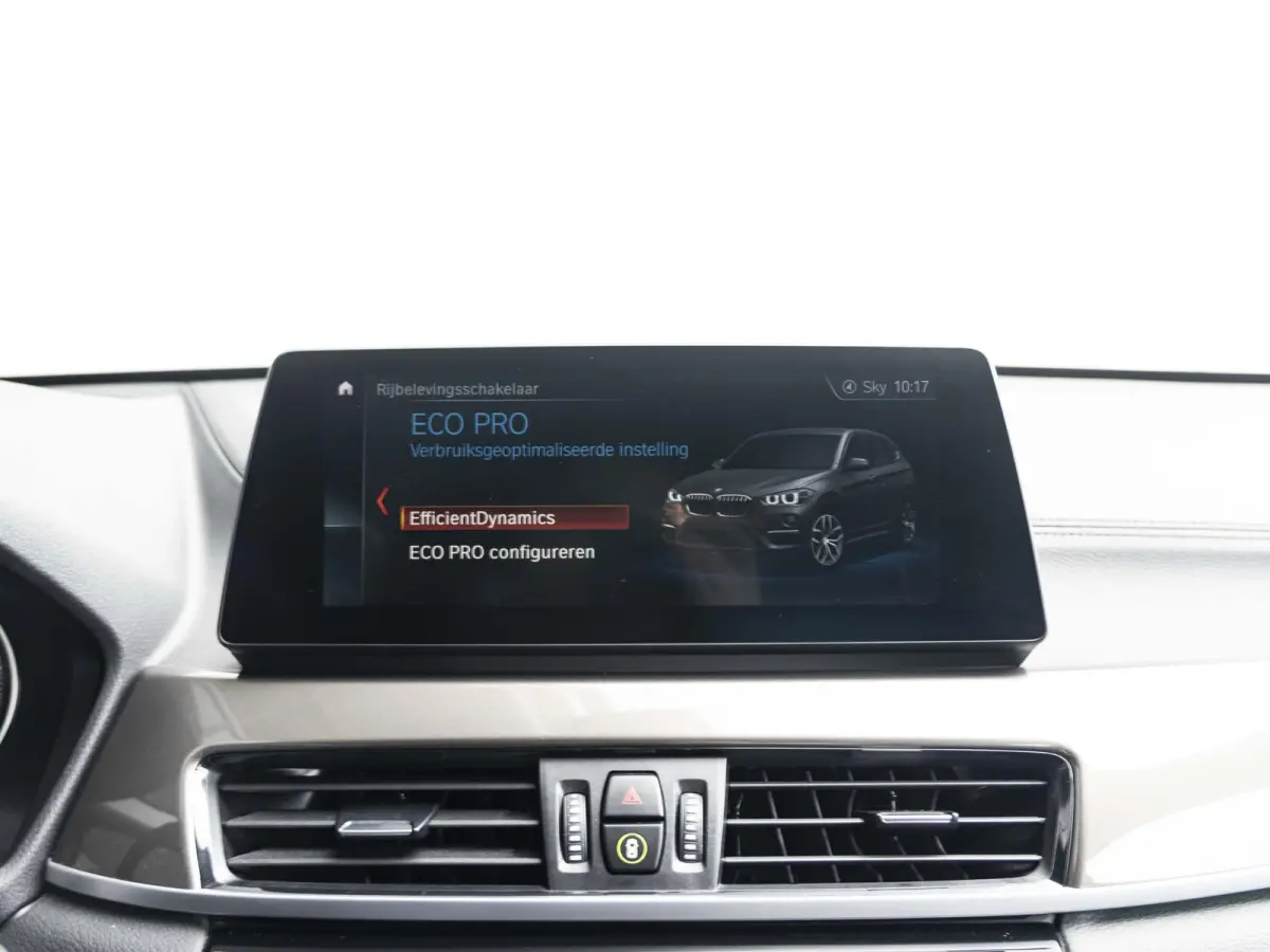 sDrive20i | High Executive | Orange Edition | Achteruitrijcamera | 18 inch | Elektrische achterklep | Navi Plus | Head-Up Display | Trekhaak