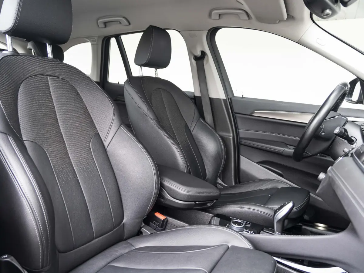 sDrive20i | High Executive | Orange Edition | Achteruitrijcamera | 18 inch | Elektrische achterklep | Navi Plus | Head-Up Display | Trekhaak