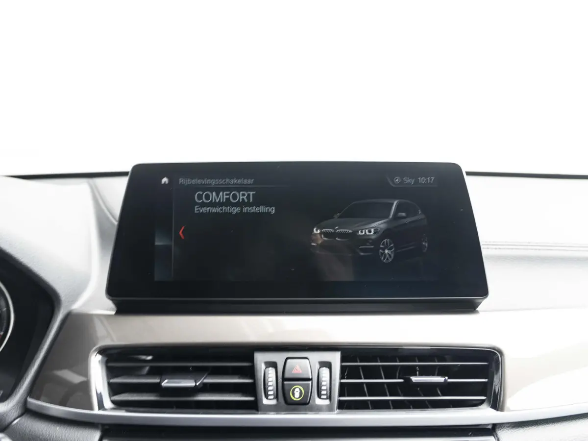 sDrive20i | High Executive | Orange Edition | Achteruitrijcamera | 18 inch | Elektrische achterklep | Navi Plus | Head-Up Display | Trekhaak