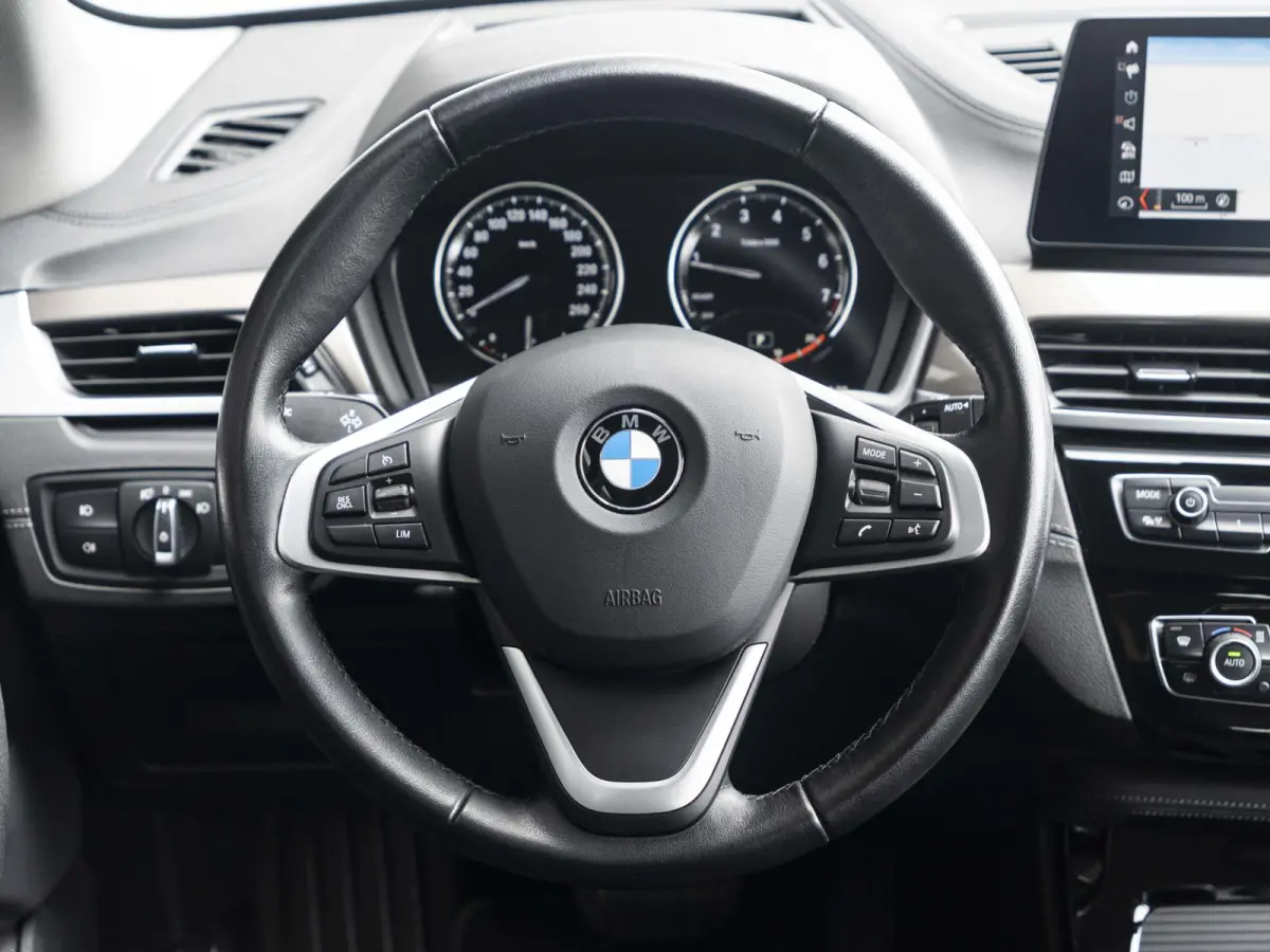 sDrive20i | High Executive | Orange Edition | Achteruitrijcamera | 18 inch | Elektrische achterklep | Navi Plus | Head-Up Display | Trekhaak