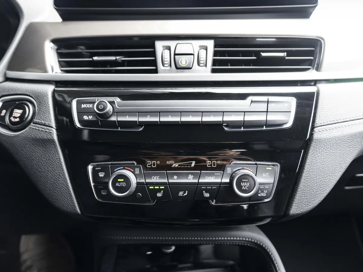 sDrive20i | High Executive | Orange Edition | Achteruitrijcamera | 18 inch | Elektrische achterklep | Navi Plus | Head-Up Display | Trekhaak
