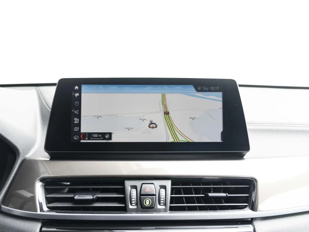 sDrive20i | High Executive | Orange Edition | Achteruitrijcamera | 18 inch | Elektrische achterklep | Navi Plus | Head-Up Display | Trekhaak