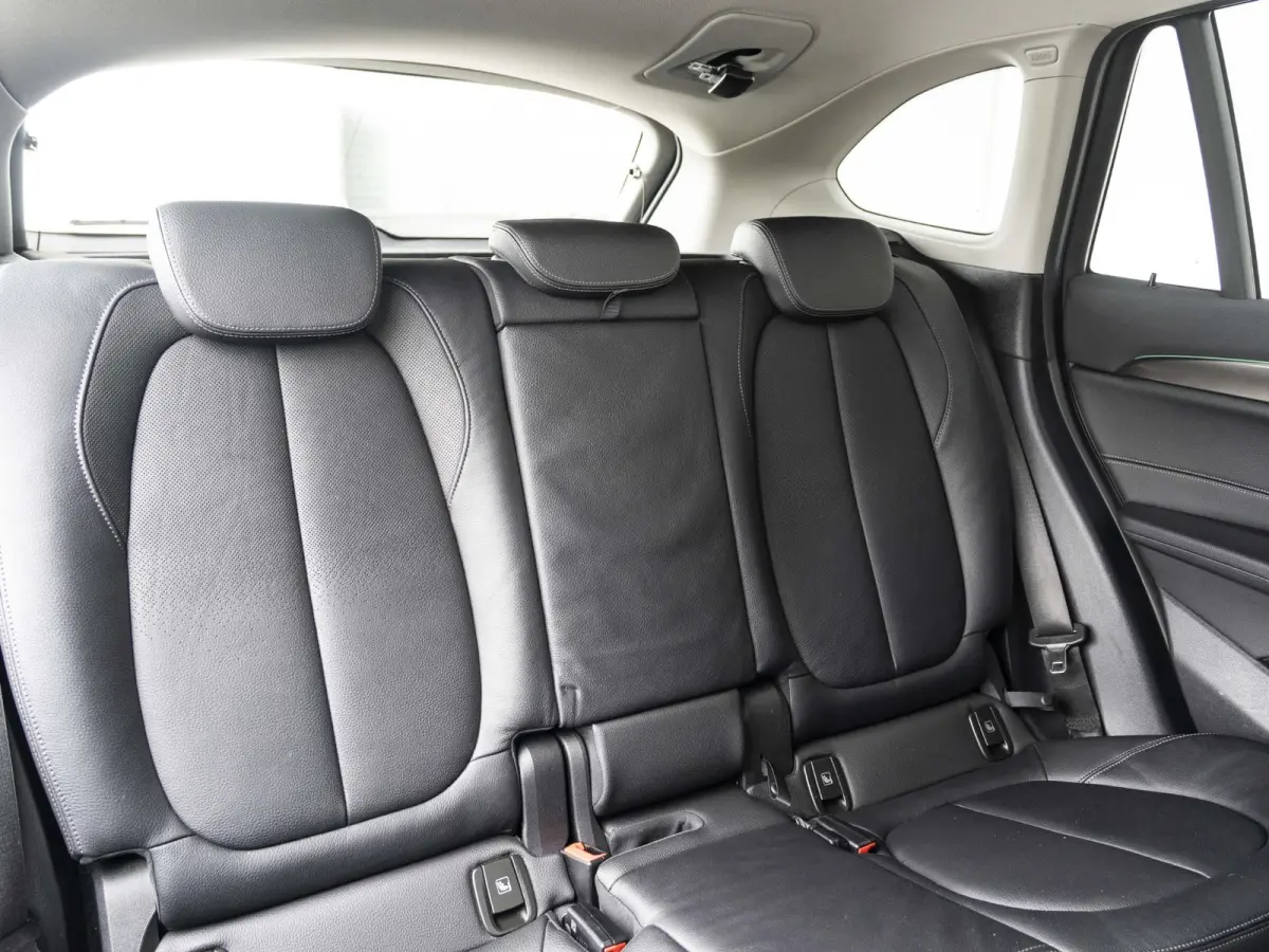 sDrive20i | High Executive | Orange Edition | Achteruitrijcamera | 18 inch | Elektrische achterklep | Navi Plus | Head-Up Display | Trekhaak
