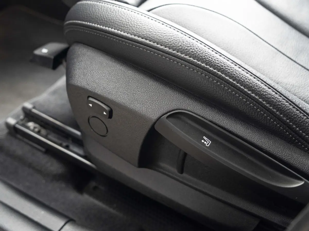 sDrive20i | High Executive | Orange Edition | Achteruitrijcamera | 18 inch | Elektrische achterklep | Navi Plus | Head-Up Display | Trekhaak