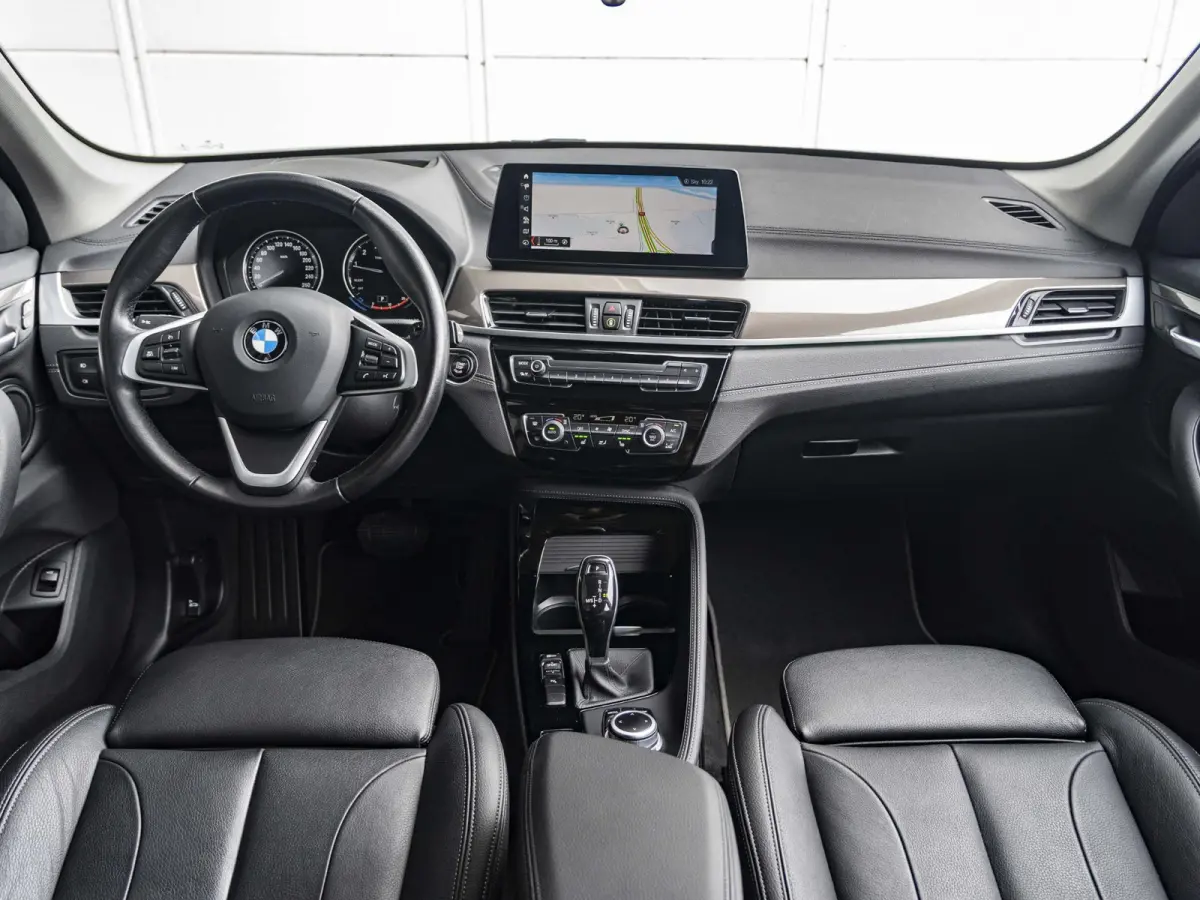 sDrive20i | High Executive | Orange Edition | Achteruitrijcamera | 18 inch | Elektrische achterklep | Navi Plus | Head-Up Display | Trekhaak