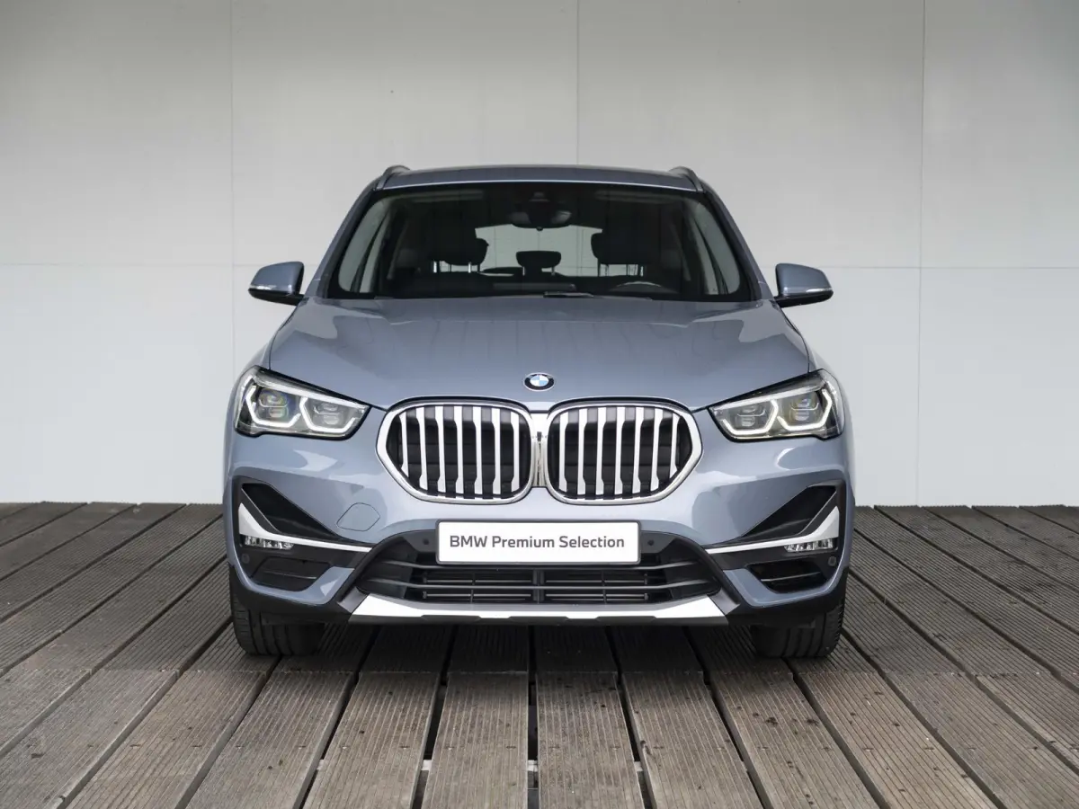 sDrive20i | High Executive | Orange Edition | Achteruitrijcamera | 18 inch | Elektrische achterklep | Navi Plus | Head-Up Display | Trekhaak