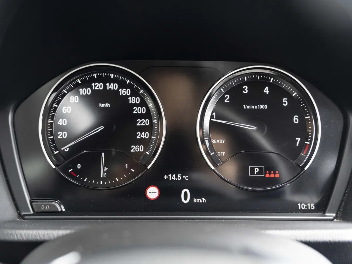 sDrive20i | High Executive | Orange Edition | Achteruitrijcamera | 18 inch | Elektrische achterklep | Navi Plus | Head-Up Display | Trekhaak