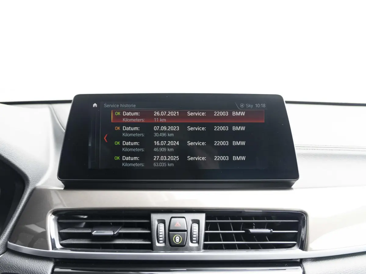 sDrive20i | High Executive | Orange Edition | Achteruitrijcamera | 18 inch | Elektrische achterklep | Navi Plus | Head-Up Display | Trekhaak
