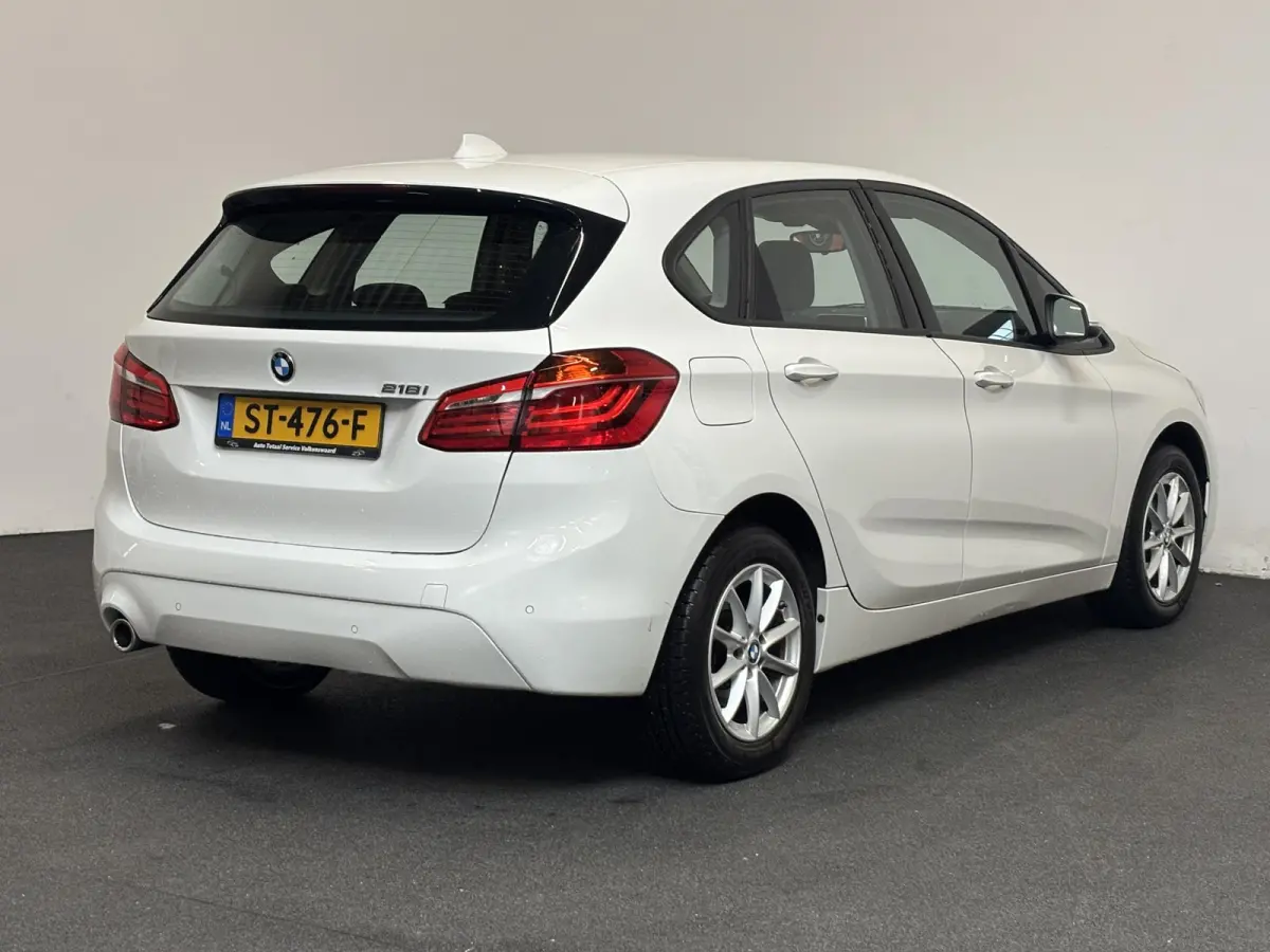 218i Corporate Lease Executive Navigatie Airco Cruise Control Lichtmetalenvelgen Parkeersensoren