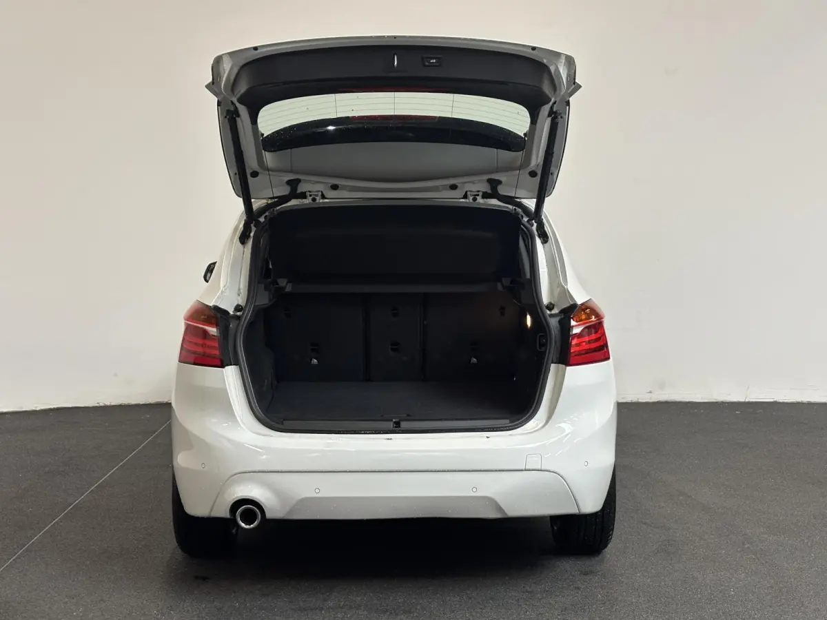 218i Corporate Lease Executive Navigatie Airco Cruise Control Lichtmetalenvelgen Parkeersensoren