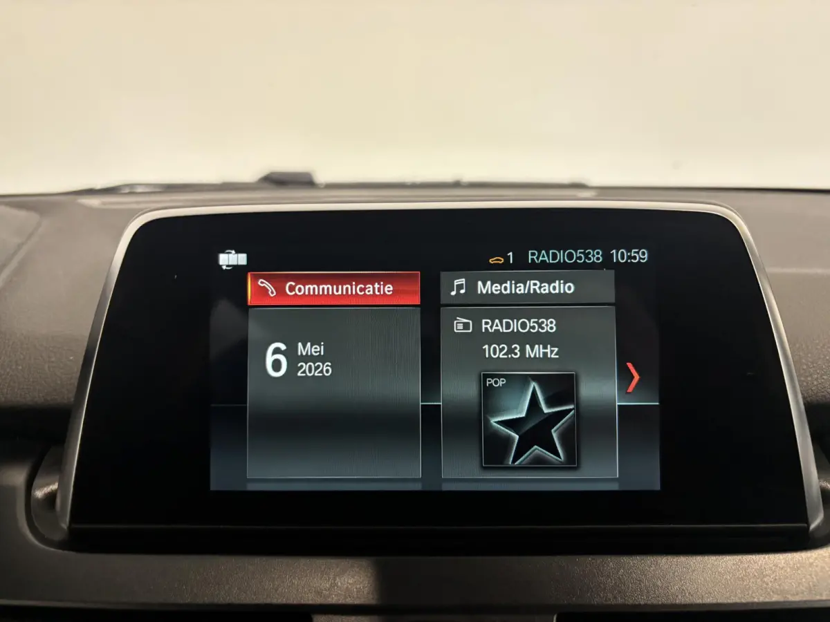 218i Corporate Lease Executive Navigatie Airco Cruise Control Lichtmetalenvelgen Parkeersensoren