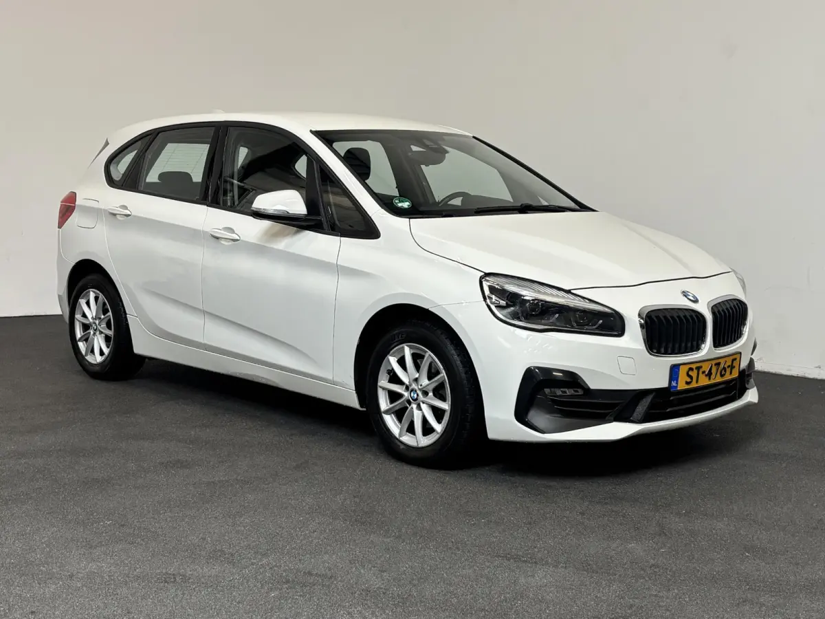 218i Corporate Lease Executive Navigatie Airco Cruise Control Lichtmetalenvelgen Parkeersensoren