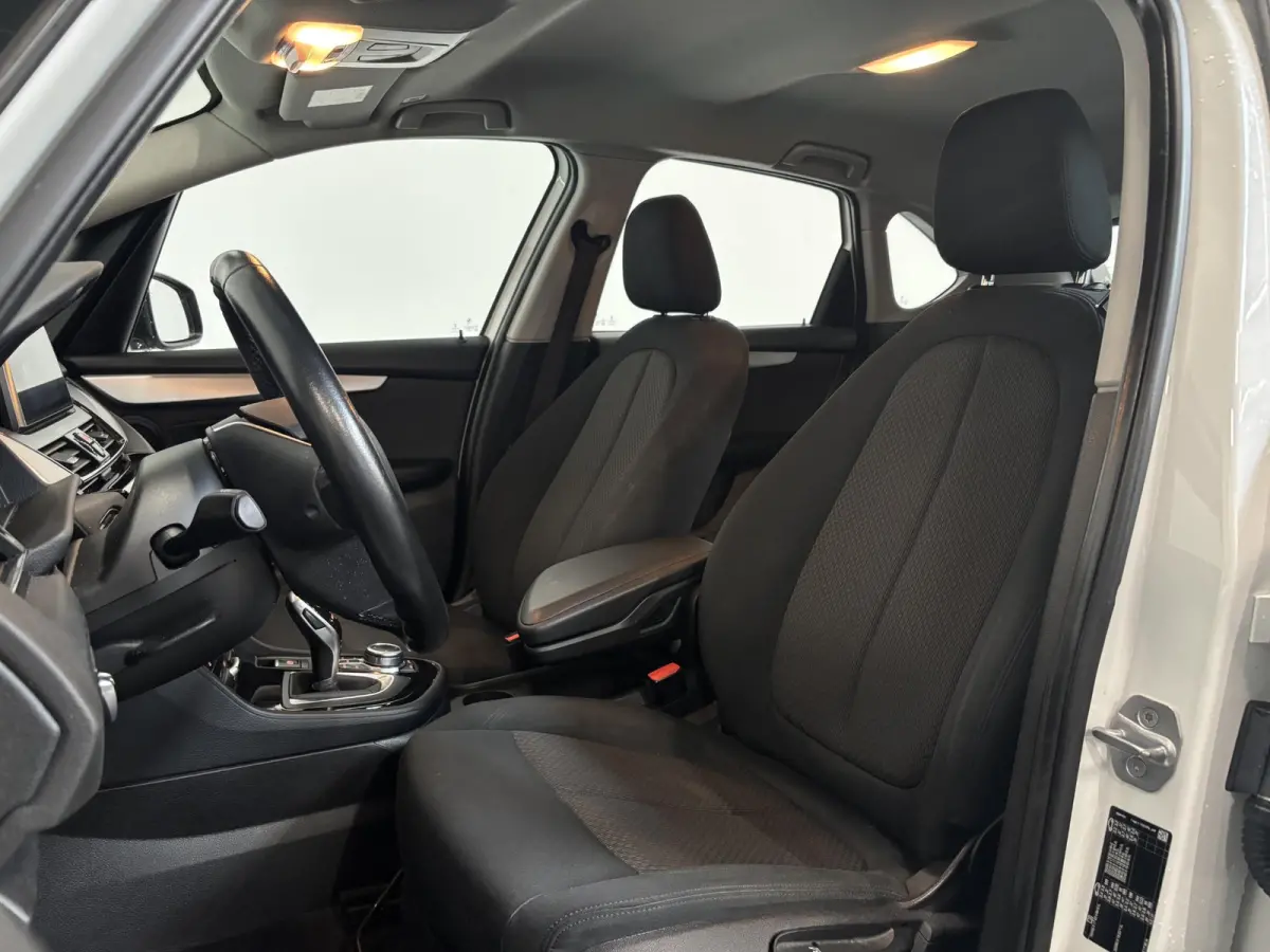 218i Corporate Lease Executive Navigatie Airco Cruise Control Lichtmetalenvelgen Parkeersensoren