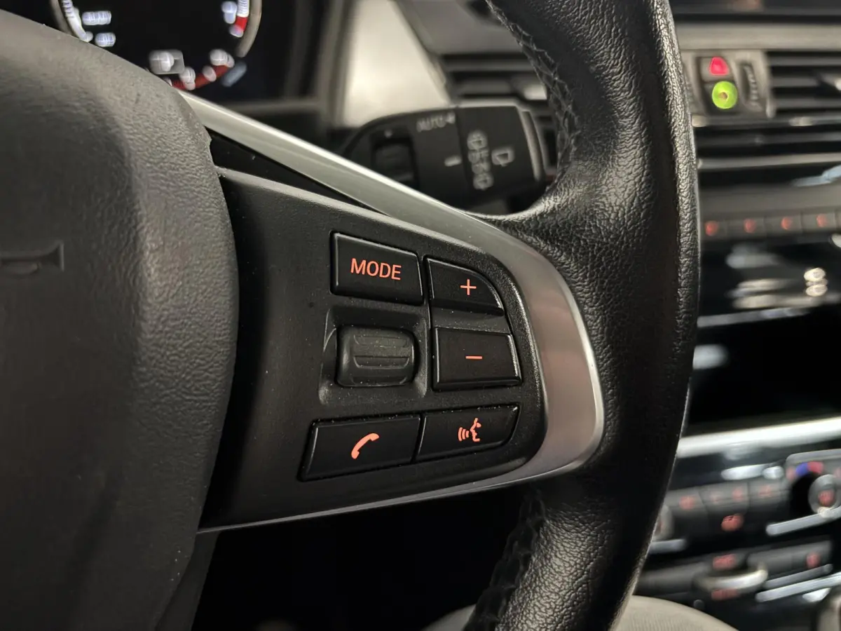 218i Corporate Lease Executive Navigatie Airco Cruise Control Lichtmetalenvelgen Parkeersensoren
