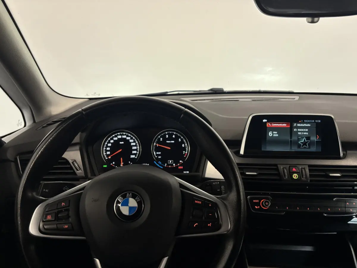 218i Corporate Lease Executive Navigatie Airco Cruise Control Lichtmetalenvelgen Parkeersensoren