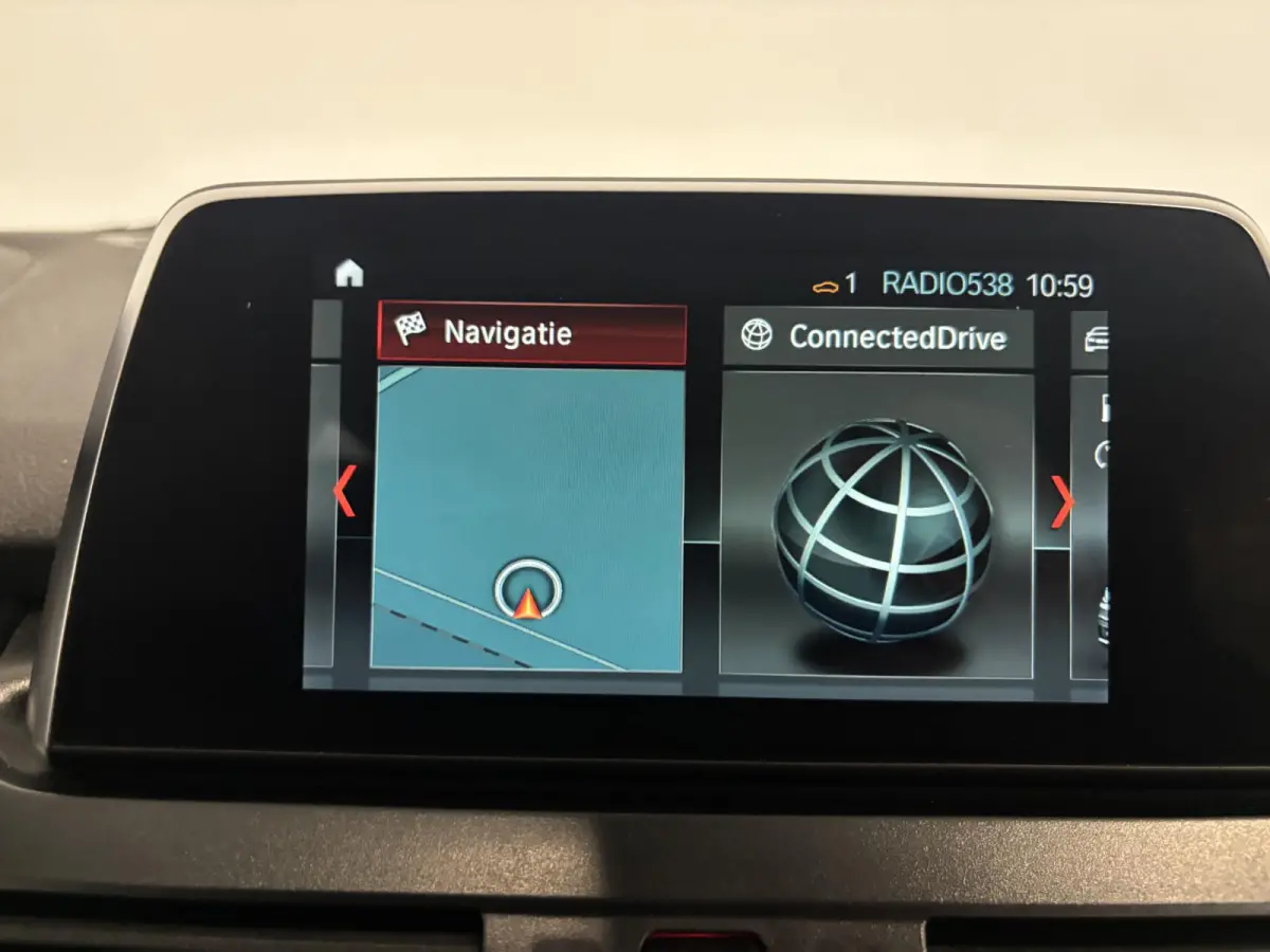 218i Corporate Lease Executive Navigatie Airco Cruise Control Lichtmetalenvelgen Parkeersensoren