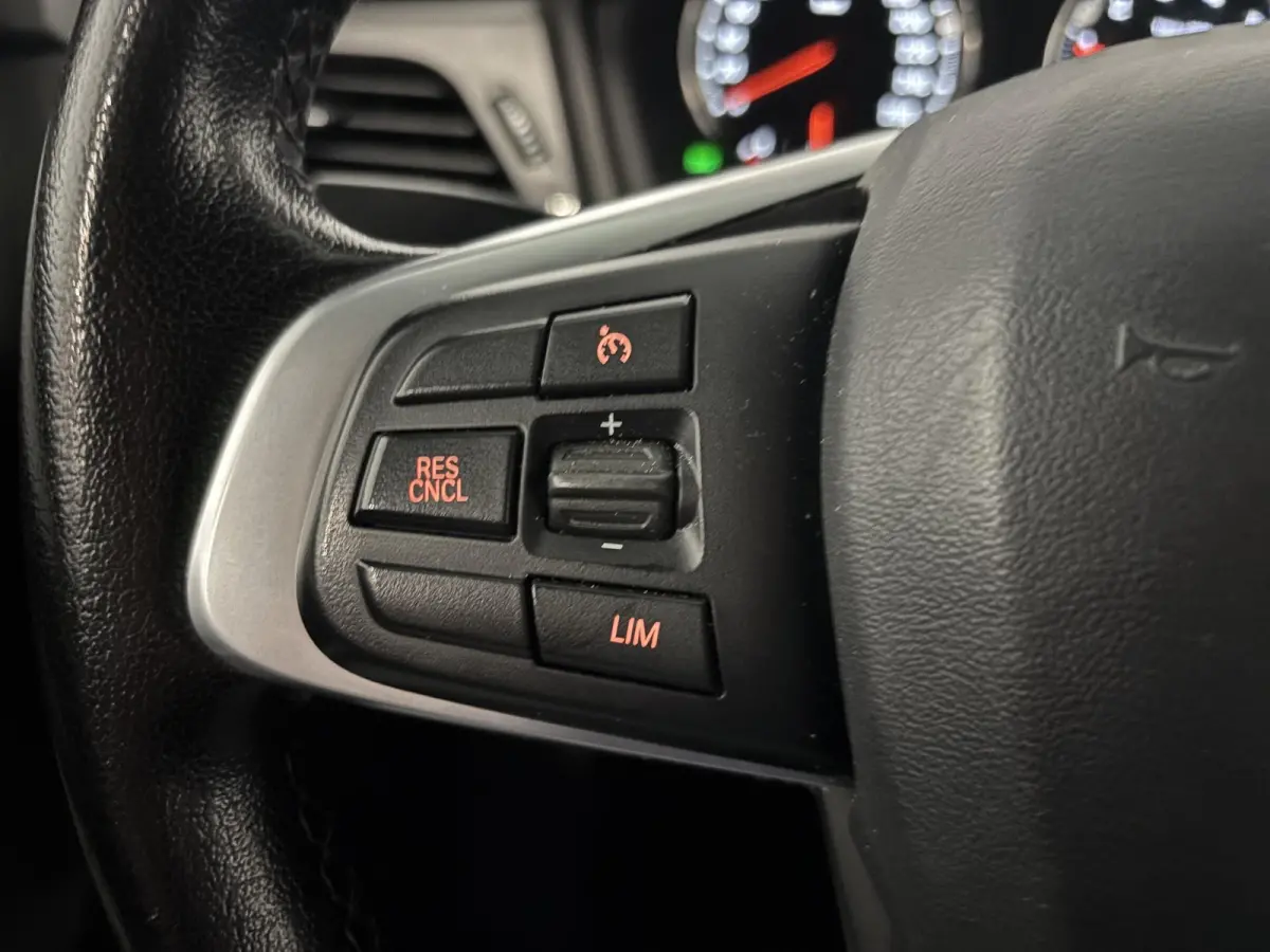 218i Corporate Lease Executive Navigatie Airco Cruise Control Lichtmetalenvelgen Parkeersensoren