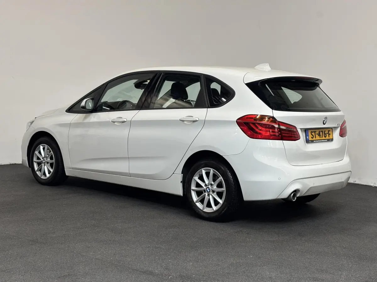 218i Corporate Lease Executive Navigatie Airco Cruise Control Lichtmetalenvelgen Parkeersensoren