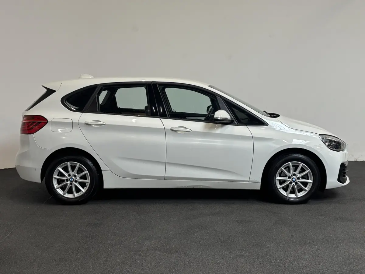 218i Corporate Lease Executive Navigatie Airco Cruise Control Lichtmetalenvelgen Parkeersensoren