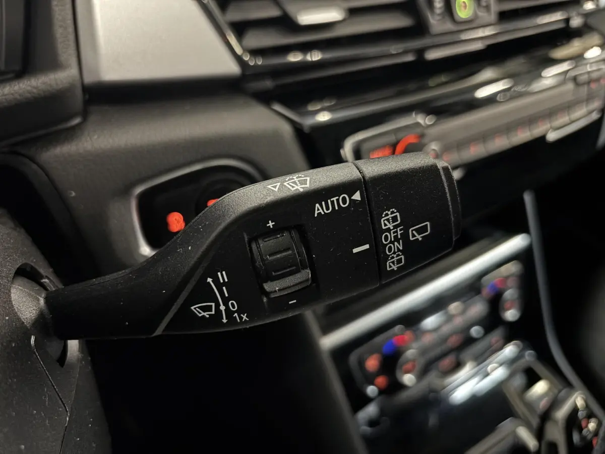 218i Corporate Lease Executive Navigatie Airco Cruise Control Lichtmetalenvelgen Parkeersensoren