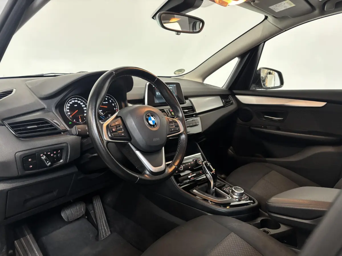 218i Corporate Lease Executive Navigatie Airco Cruise Control Lichtmetalenvelgen Parkeersensoren