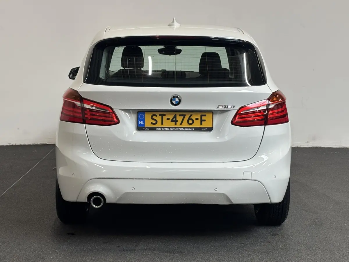 218i Corporate Lease Executive Navigatie Airco Cruise Control Lichtmetalenvelgen Parkeersensoren