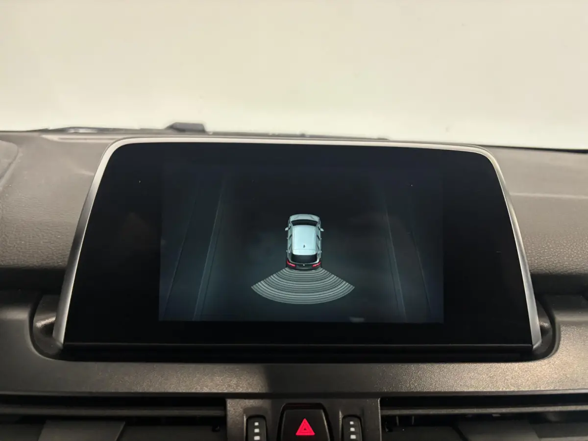 218i Corporate Lease Executive Navigatie Airco Cruise Control Lichtmetalenvelgen Parkeersensoren